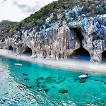 La Grotta Sardegna 5 Bedrooms Each With A Private Ensuite Bathroom Featuring A Hydromassage Shower Air Conditioning Διαμέρισμα